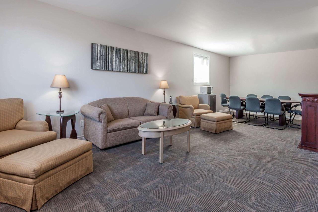 Super 8 By Wyndham Kirkland Lake Εξωτερικό φωτογραφία